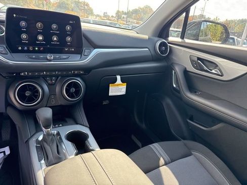 New 2025 Chevrolet Blazer LT w/ Convenience Package image 24