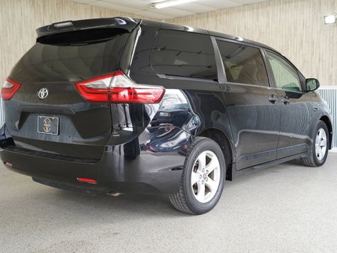 Used 2020 Toyota Sienna L image 10