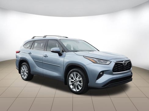 Used 2022 Toyota Highlander Limited image 1
