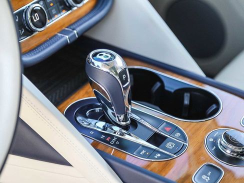 Used 2023 Bentley Bentayga Extended Wheelbase image 20