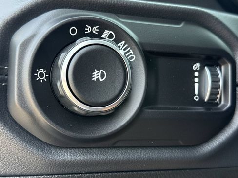 Used 2025 Jeep Wrangler Unlimited Sahara AWD/4WD image 35