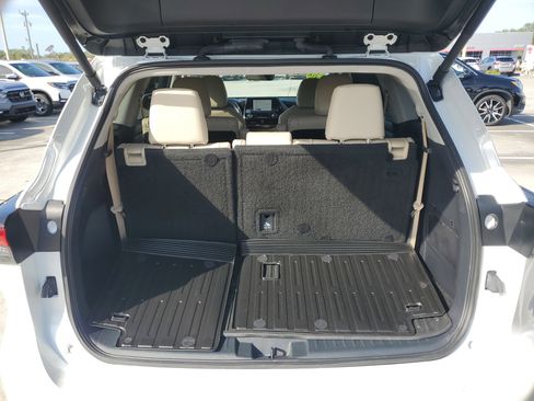 Used 2024 Toyota Highlander XLE image 9