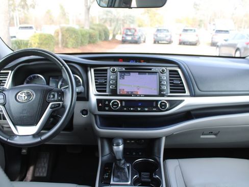 Used 2019 Toyota Highlander AWD V6 image 25