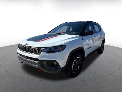 Used 2025 Jeep Compass Trailhawk image 9