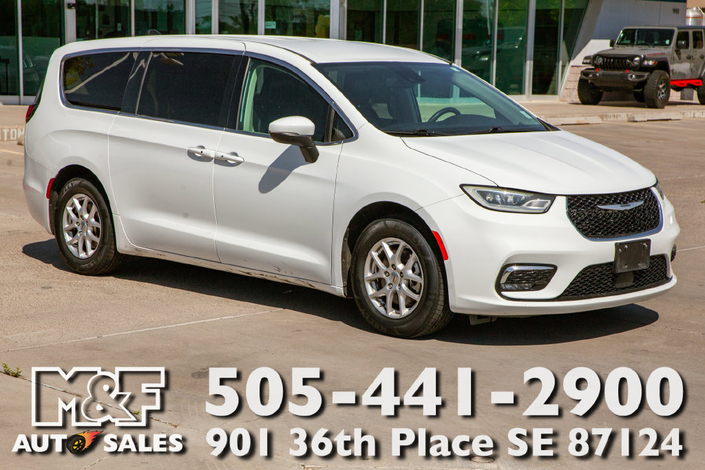 Used 2023 Chrysler Pacifica Touring-L FWD image 1