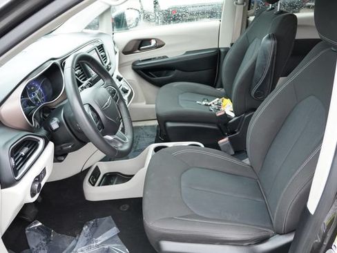 Certified 2023 Chrysler Voyager LX FWD image 17