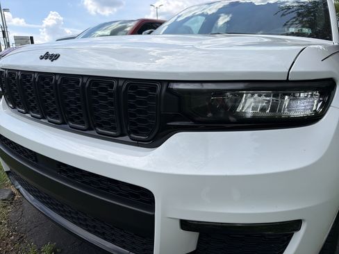 Certified 2025 Jeep Grand Cherokee L Limited w/ Black Appearance Package AWD/4WD image 4