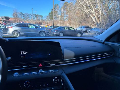Used 2025 Hyundai Elantra Limited image 38
