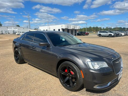 Used 2023 Chrysler 300 Touring image 7