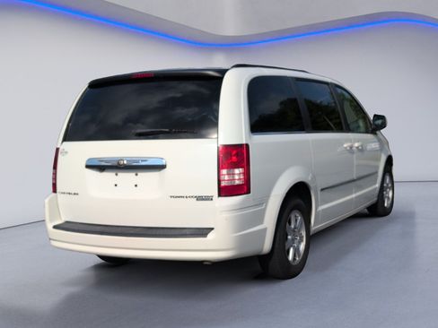 Used 2010 Chrysler Town & Country Touring FWD image 5