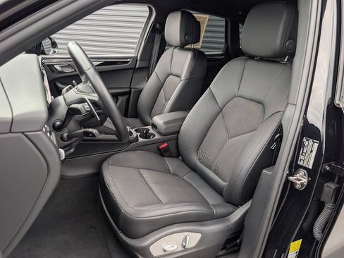 Certified 2025 Porsche Macan AWD/4WD image 5