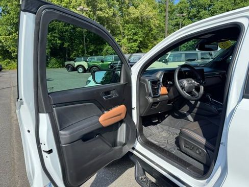 Used 2024 GMC Canyon AT4 w/ AT4 Premium Package AWD/4WD image 12