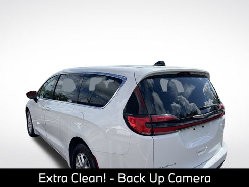 Used 2024 Chrysler Pacifica Touring-L FWD image 5