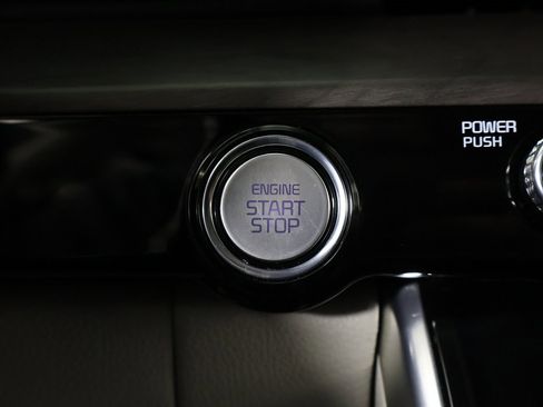 Used 2024 Kia Carnival EX image 40