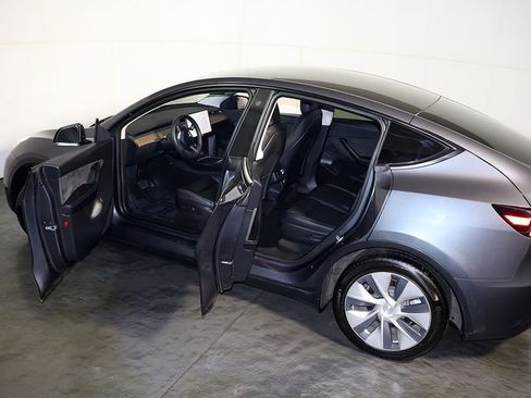 Used 2021 Tesla Model Y Long Range AWD/4WD image 5