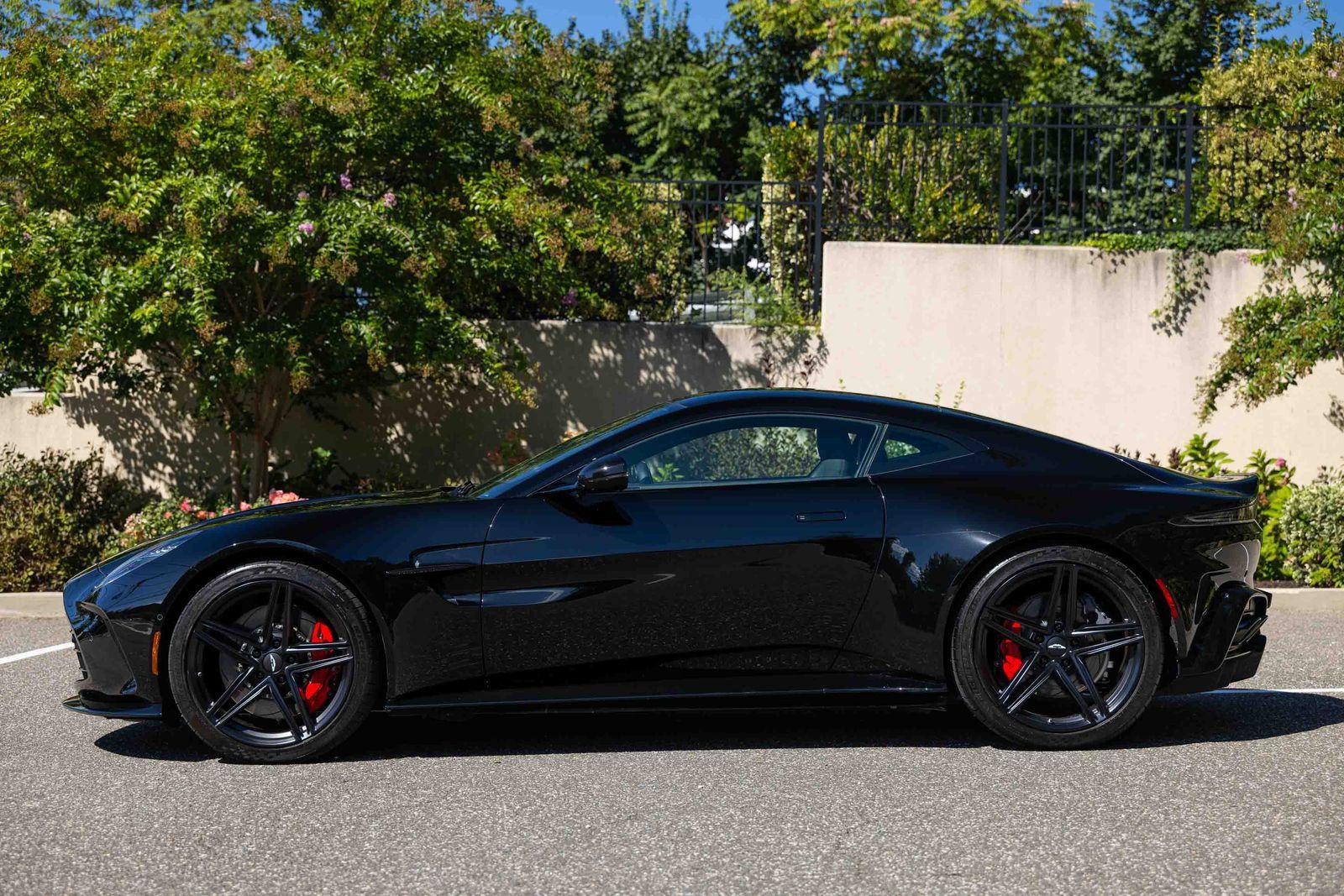 Used 2025 Aston Martin V8 Vantage Coupe RWD image 35