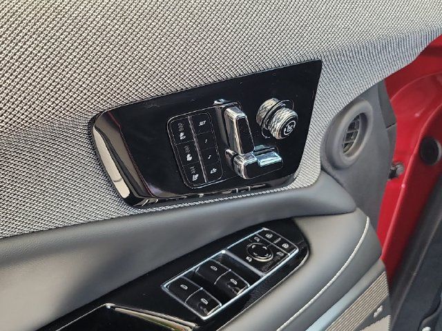 Used 2025 Cadillac Optiq Sport 2 w/ LPO, Floor Liner Package AWD/4WD image 9