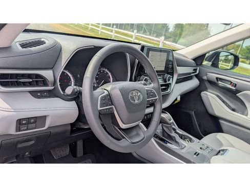 Used 2024 Toyota Highlander XLE image 19