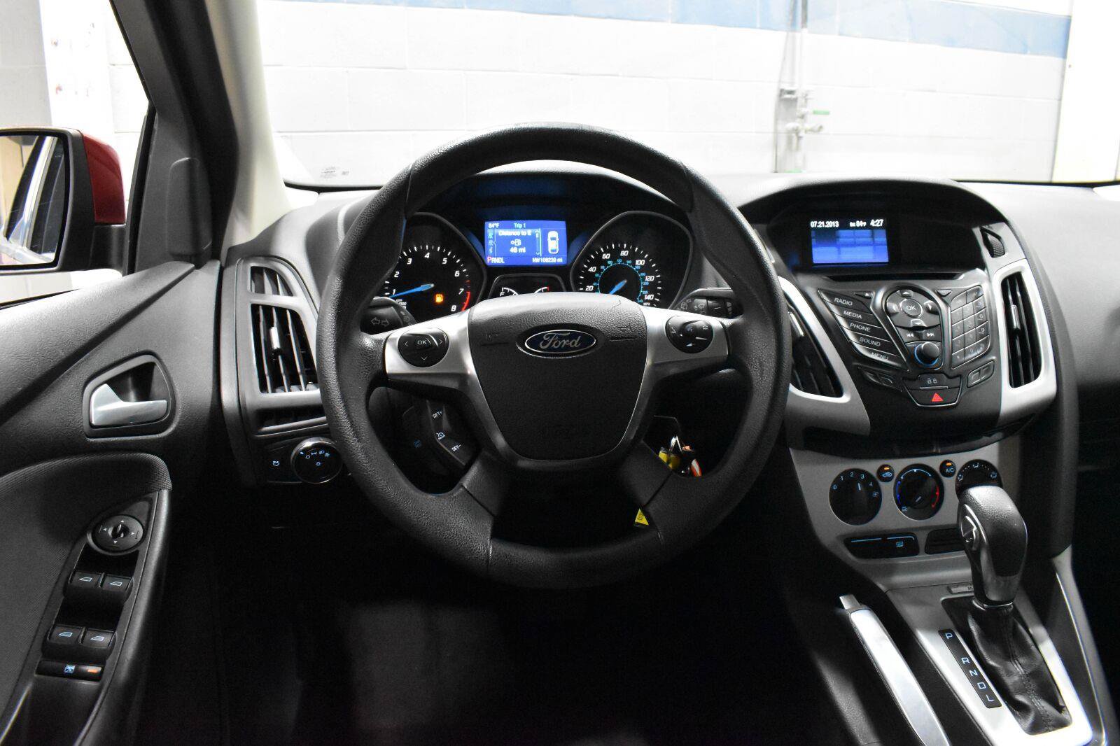 Used 2014 Ford Focus SE w/ SE Winter Package FWD image 6
