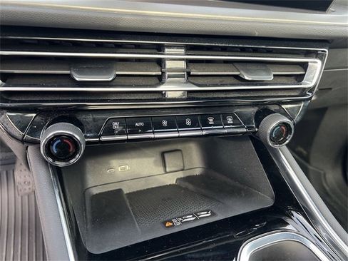 Certified 2025 Chevrolet Traverse LT w/ Sun and Wheel Package image 17