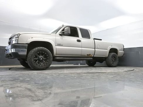 Used 2006 Chevrolet Silverado 3500 LT w/ Heavy-Duty Power Package AWD/4WD image 37
