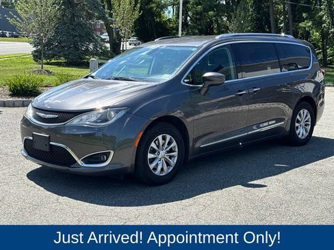 Used 2019 Chrysler Pacifica Touring-L FWD image 3