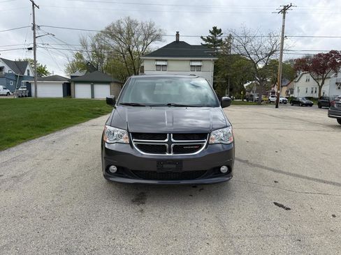 Used 2019 Dodge Grand Caravan SXT FWD image 2