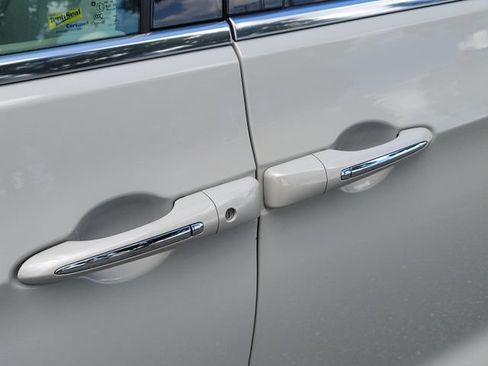 Used 2021 Chrysler Pacifica Touring-L FWD image 8