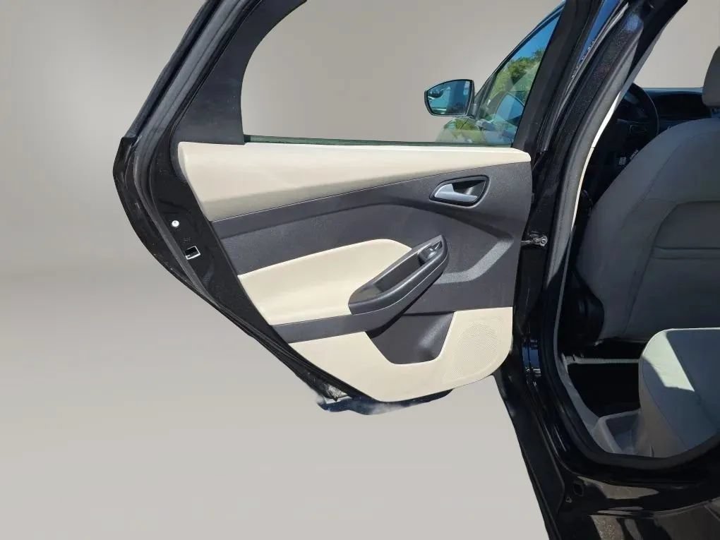 Used 2015 Ford Focus SE FWD image 30