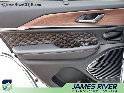 Used 2022 Jeep Grand Cherokee Summit w/ Advanced Protech Group IV AWD/4WD image 16