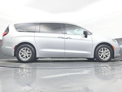 Used 2024 Chrysler Pacifica Touring-L FWD image 27
