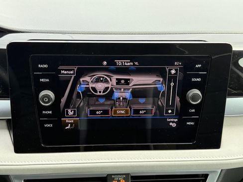 Used 2025 Volkswagen Taos SE w/ Panoramic Sunroof Package FWD image 16