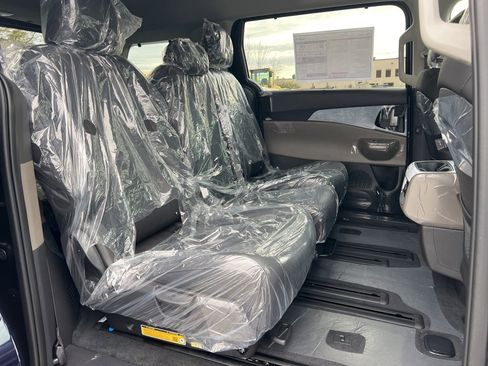 New 2026 Kia Carnival EX image 14