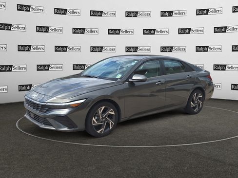 Used 2024 Hyundai Elantra Limited FWD image 2