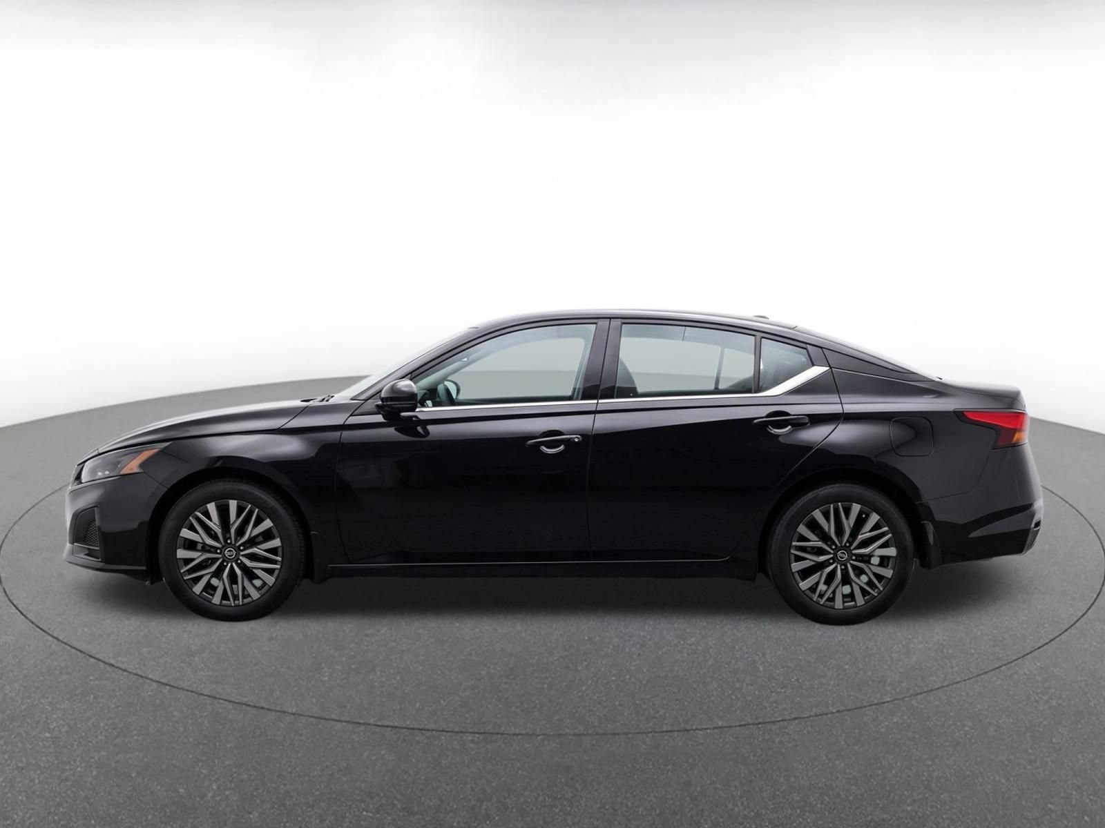 Used 2025 Nissan Altima 2.5 SV FWD image 4