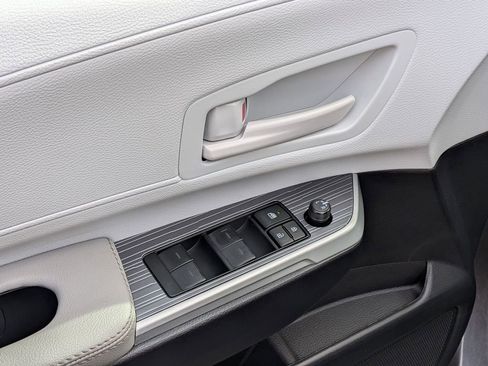 Used 2025 Toyota Sienna LE w/ LE Plus Package image 11