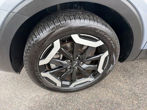 Used 2024 Kia Telluride EX w/ EX Captain's Chair Package image 11