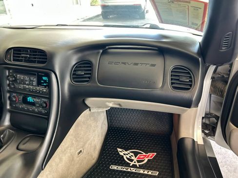 Used 2000 Chevrolet Corvette Coupe w/ Roof Pkg RWD image 22