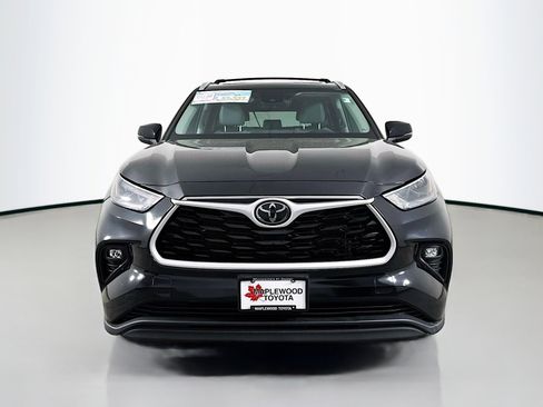 Used 2023 Toyota Highlander XLE AWD/4WD image 2