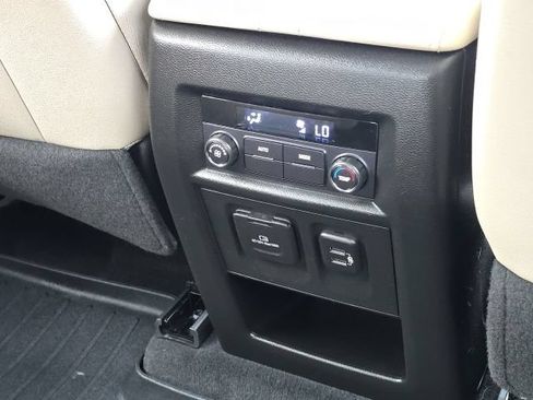 Used 2023 Chevrolet Traverse LT w/ LT Premium Package FWD image 17