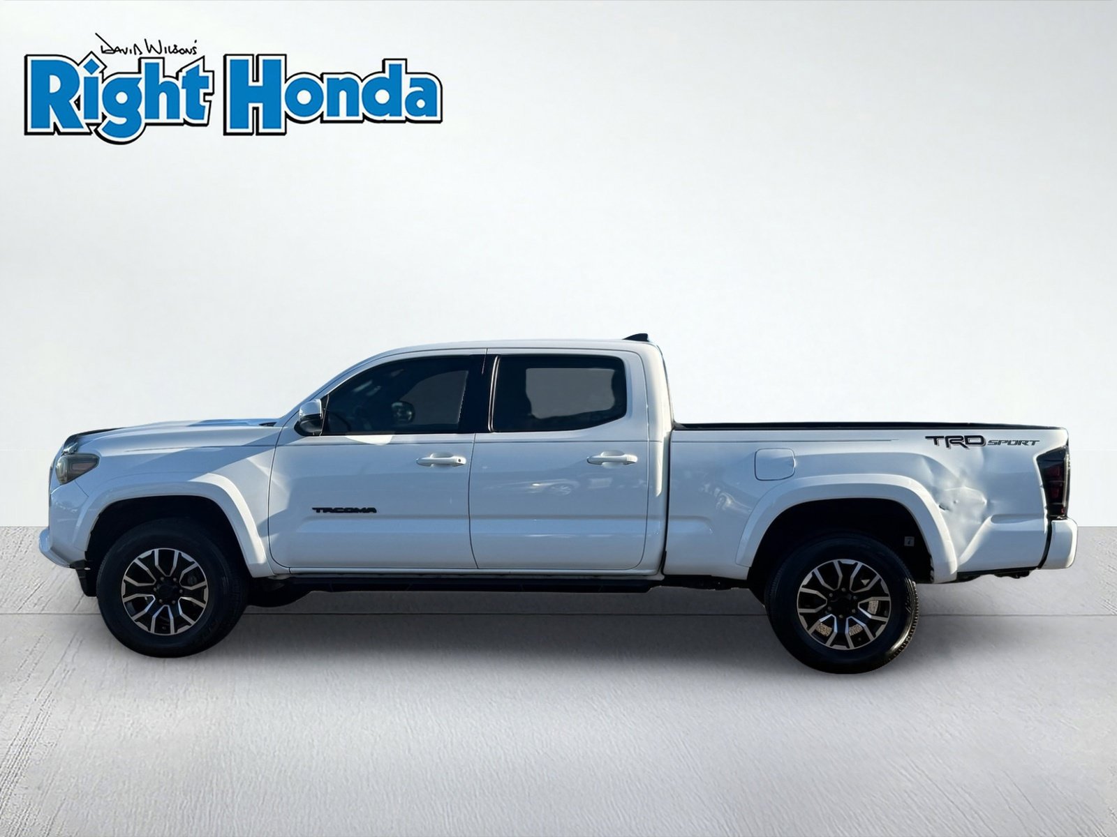 Used 2017 Toyota Tacoma TRD Sport w/ Tow Package RWD image 3
