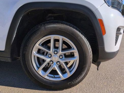 Used 2023 Jeep Grand Cherokee Laredo X image 10