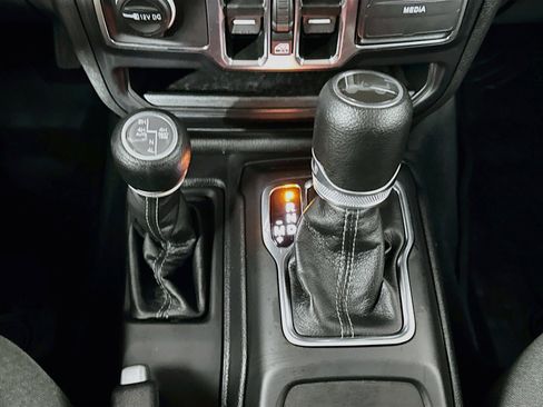 Used 2024 Jeep Wrangler Unlimited w/ Convenience Group AWD/4WD image 23