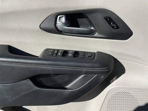 Used 2024 Chrysler Pacifica Touring-L image 23