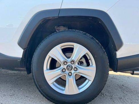 Used 2019 Toyota RAV4 XLE w/ Carpet Mat Package AWD/4WD image 15