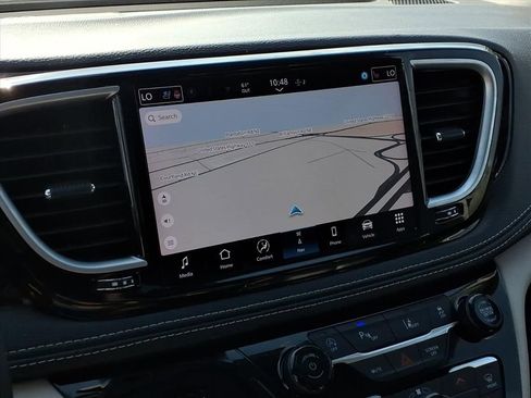 Used 2024 Chrysler Pacifica Limited image 23