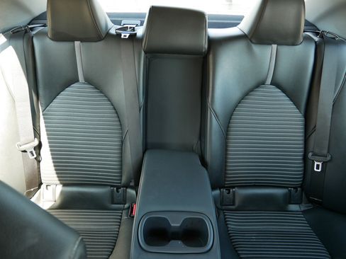 Used 2018 Toyota Camry SE image 13