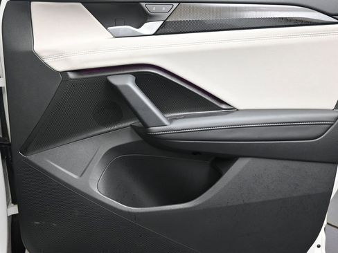 Used 2025 Volkswagen Tiguan SE w/ Panoramic Sunroof Package image 11