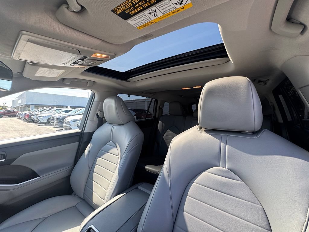 Used 2023 Toyota Highlander XLE FWD image 19