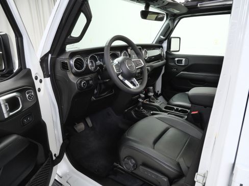 Used 2023 Jeep Wrangler Unlimited Sahara AWD/4WD image 14